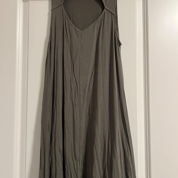 Green Flowy Casual Dress - Picture 2 of 2